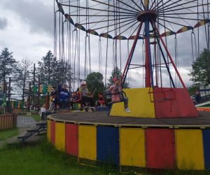 Dzieci na karuzeli łańcuchowej