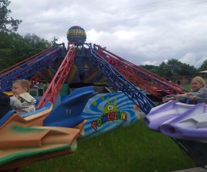 Dzieci na karuzeli samoloty