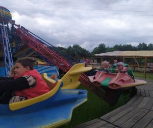 dzieci na karuzeli samoloty