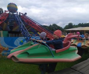 Dzieci na karuzeli samoloty