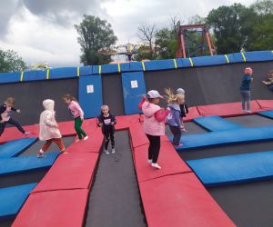 Dzieci skaczą na wielkiej trampolinie