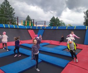 Skoki i wygłupy na trampolinie