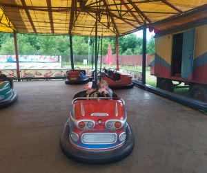 Dzieci na samochodzikach