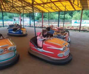 Ściganie się dzieci na samochodzikach