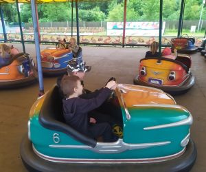 Chłopcy jeżdżą na samochodzikach