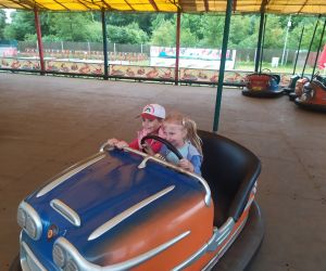 Dziewczynki na autkach