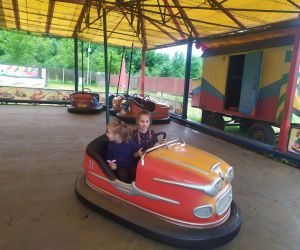 Dziewczynki na autkach