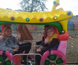 Dzieci machają w pociągu