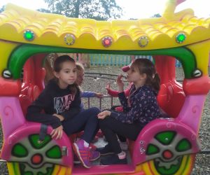 Dziewczynki podziwiają widoki 