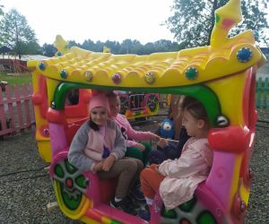 Dziewczynki w wagoniku