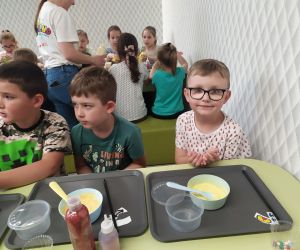 Chłopcy czekają na instrukcje wykonania slime'a