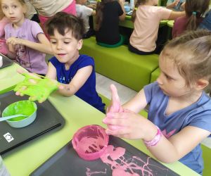 Dzieci na warsztatach wykonywania slime'a