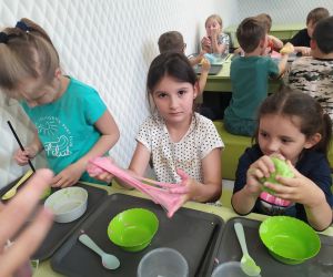 Dzieci postępują według instrukcji