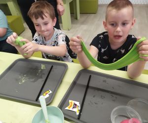Chłopcy rozciągają slimy