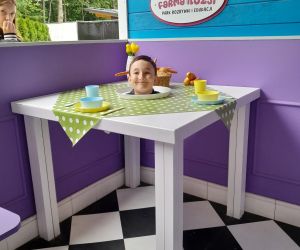 Stolik nakryty do posiłku. Na stoliku talerz z głową ucznia