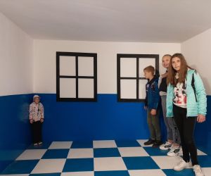 Pokój wykorzystujący złudzenia optyczne; po lewej uczennica, po prawej grupa uczniów