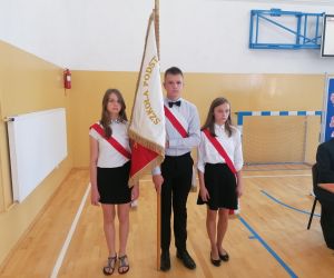 Chłopiec i dwie dziewczynki - poczet sztandarowy