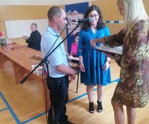 Dyrektor szkoły składa podziękowanie członkom Rady Rodziców