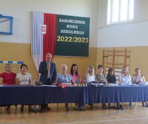 Dyrektor szkoły wygłasza przemówienie.