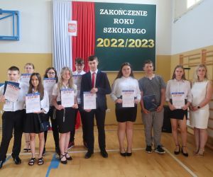 Pamiątkowe zdjęcie koordynatora  projektu „Youngster” z uczniami klasy VIII