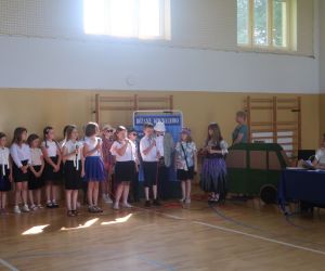 Część artystyczna w wykonaniu uczniów klasy trzeciej.