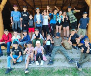 Grupa dzieci na świeżym powietrzu.