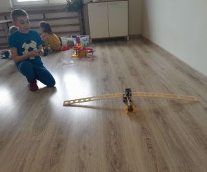 Uczeń testuje zbudowany samolot