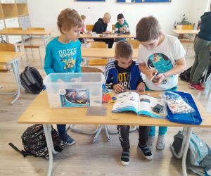 Uczniowie budują glebogryzarkę z klocków gigo