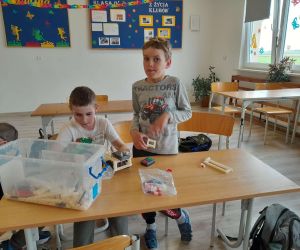 Uczniowie budują robota