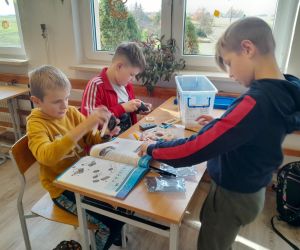 Uczniowie budują traktor z klocków GIGO