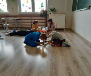 Uczniowie budują samolot z klocków Gigo 