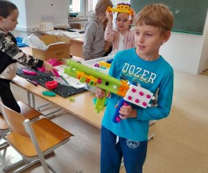 Uczeń z pistoletem zbudowanym z klocków