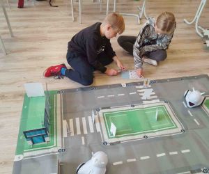 Uczniowie prowadzą roboty po miasteczku