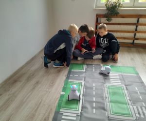 Uczniowie poznają roboty Photon