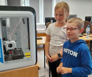 Uczniowie klasy trzeciej obserwują działanie drukarki 3D
