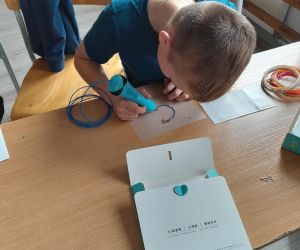 Uczeń klasy piątej pracuje z długopisem 3D