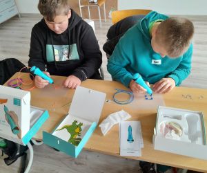 Uczniowie klasy szóstej pracują z długopisami 3D