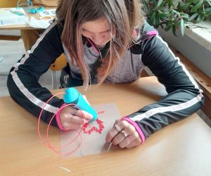 Uczennica wykonuje projekt liścia