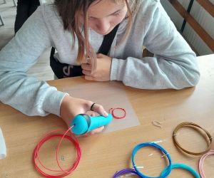 Uczennica wykonuje projekt liścia