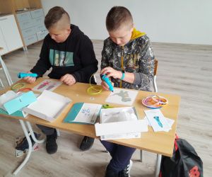 Uczniowie klasy szóstej korzystają z długopisów 3D