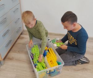 Uczniowie klasy czwartej otwierają pudełko z klockami Gigo