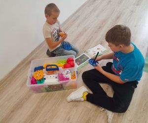 Uczniowie klasy czwartej budują własne konstrukcje z klocków