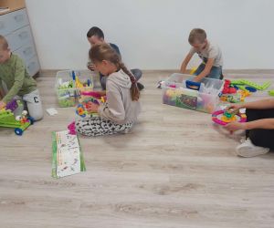 Uczniowie klasy czwartej budują własne konstrukcje z klocków