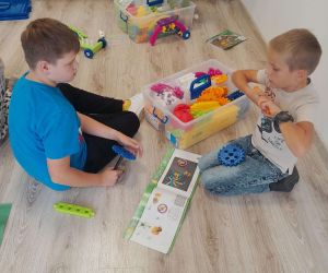 Uczniowie klasy czwartej budują własne konstrukcje z klocków