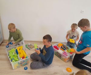 Uczniowie klasy czwartej poznają klocki Gigo