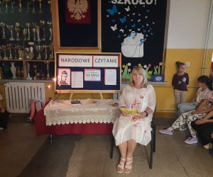 Nauczycielka rozpoczyna Narodowe Czytanie