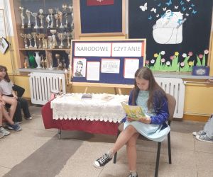 Uczennica czyta pierwszy fragment powieści