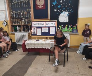 Uczennica czyta drugi fragment powieści