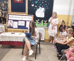 Uczennica czyta trzeci fragment powieści