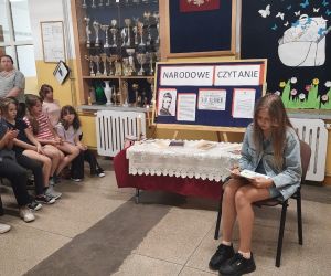 Uczennica czyta czwarty fragment powieści